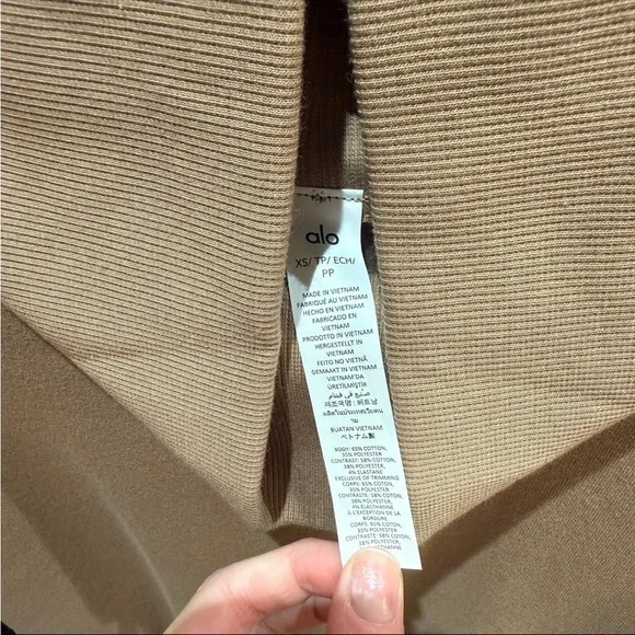 NWT ALO YOGA Hazy Mock Neck Pullover Toasted Almond - Picture 9 of 9